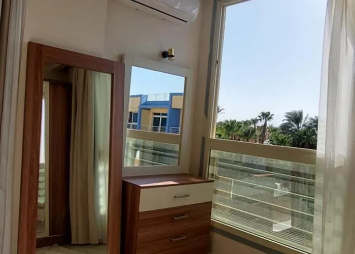 Mirage Bay & Aquapark Gurdaka